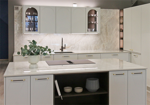 Keittiö jonka oviin on valittu erikoisväriksi vaalea mintunvihreä sävy